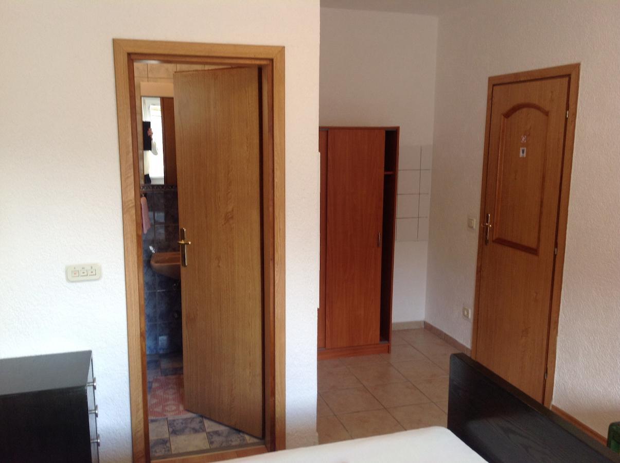 Katarina Apartments And Rooms Sibinj Krmpotski Phòng bức ảnh